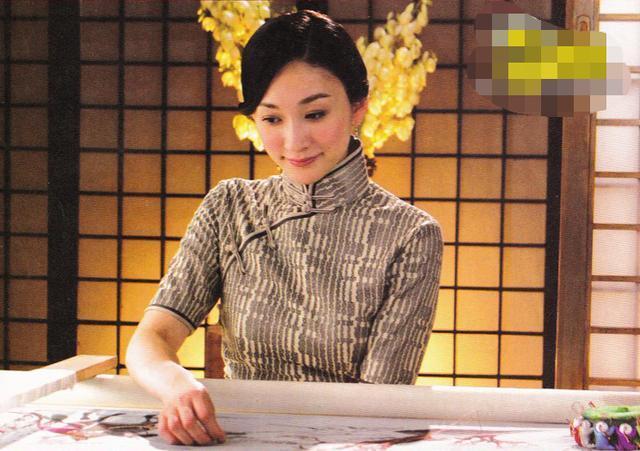 李小冉|李小冉发育猛烈，穿旗袍身材力压杨幂，曾和谢娜是闺蜜？