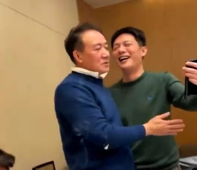 sm|63岁李幼斌与朋友聚会，穿破洞毛衣喝酒，饭桌被神秘大哥辱骂反赔笑