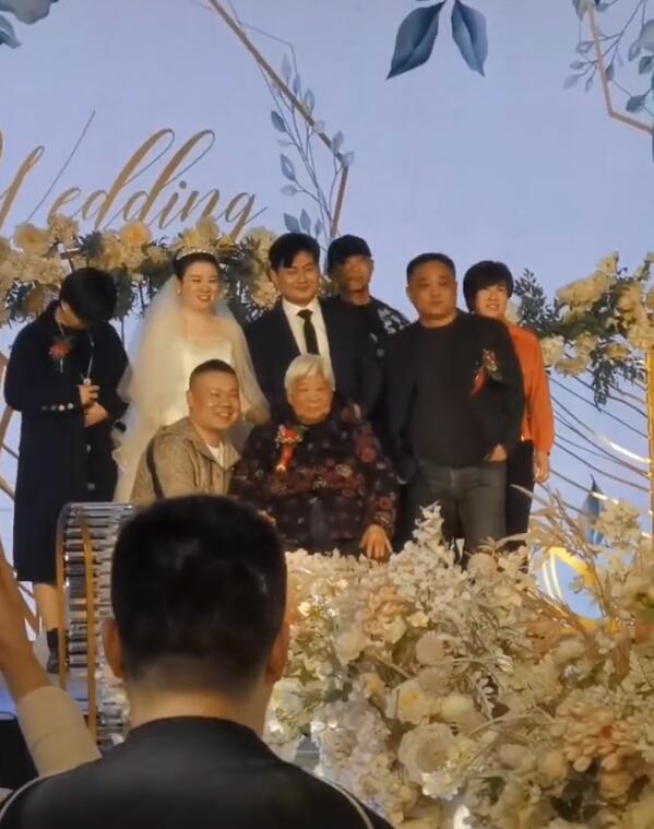 山河令|岳云鹏蹲地上陪母亲拍照，配合亲戚合影脸笑僵，强忍疲惫一脸不悦