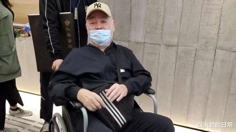 张伟文|68岁港星患脑退化！记忆衰退出行靠轮椅，举目无亲只能住养老院