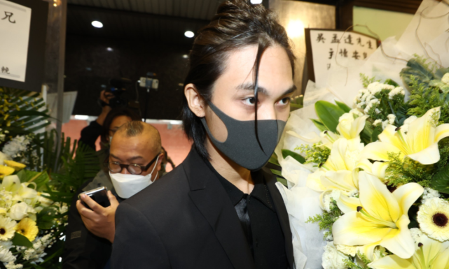 古力娜扎|吴孟达设灵：儿子现身神情哀伤，周星驰致哀花圈被摆放在显眼处