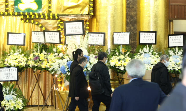 古力娜扎|吴孟达设灵：儿子现身神情哀伤，周星驰致哀花圈被摆放在显眼处