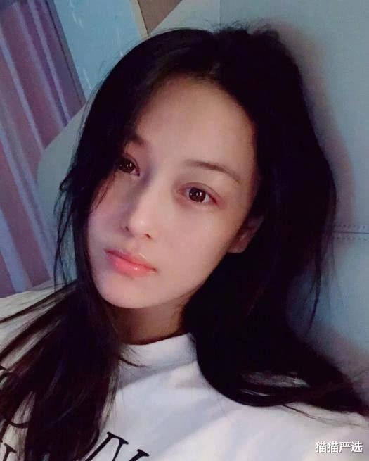 杨蓉|张馨予“素颜”真好看，肌肤水润细腻且光滑，难怪自用面霜被追捧
