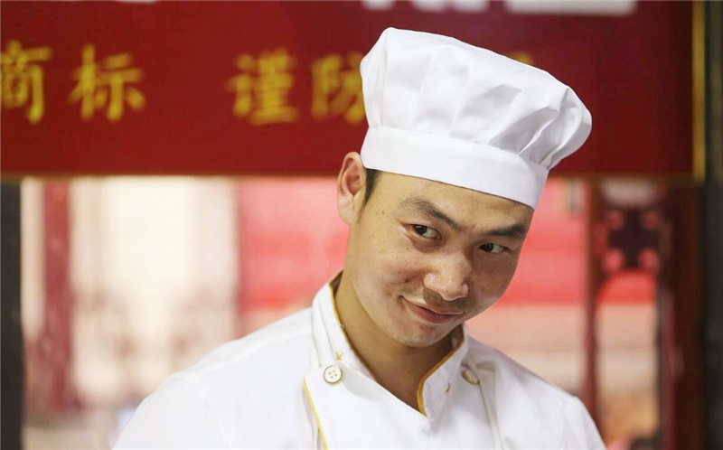 当年的拉面哥,走红后娶女粉丝,炒老板鱿鱼后另开面馆,过得如何