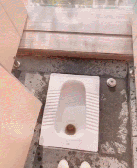 |“在老家盖了栋房子，谁知道工人把图纸给拿反了！”哈哈哈