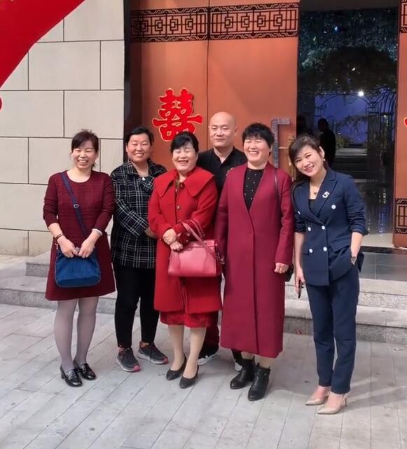 山河令|岳云鹏蹲地上陪母亲拍照，配合亲戚合影脸笑僵，强忍疲惫一脸不悦