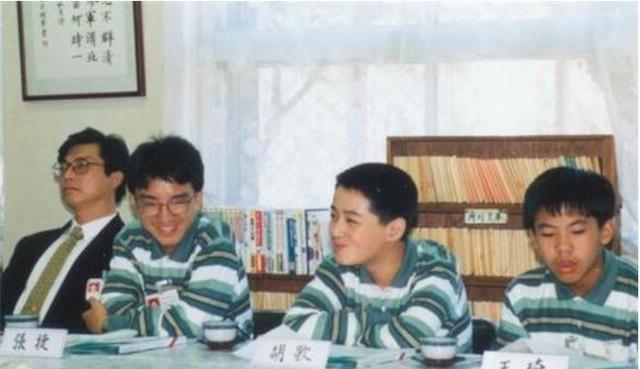 张小斐|胡歌消失整整2月后，终于官宣一件“喜事”？女友粉含泪祝福