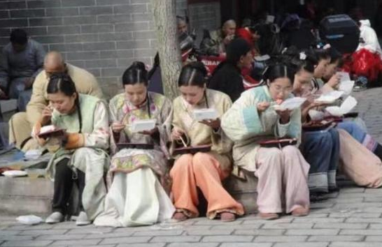 横店|横店校花群演“泛滥成灾”？蹲在地上吃盒饭，都幻想着可以一夜成名！