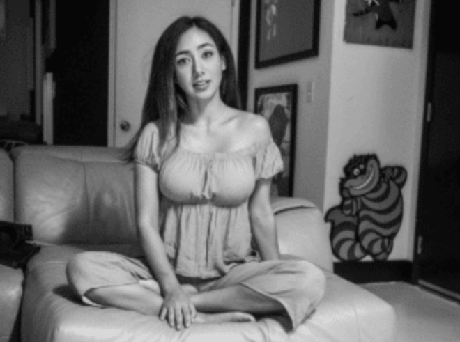 |“钓鱼的时候飞到我手上的，第一次见，谁知道这个是什么？”呀哈哈哈哈哈！