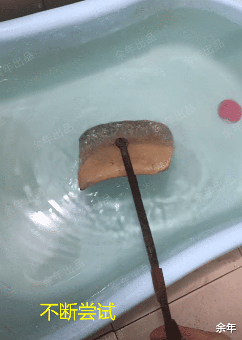 广西南宁,女子连续3天烧红瓦片投进浴盆,“孩子盗汗,老人教的”