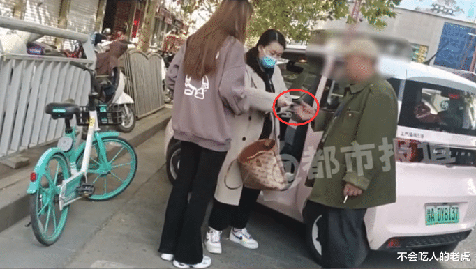 河南郑州:大爷“画地”收停车费,不交钱直接抢钥匙,网友称倚老卖老