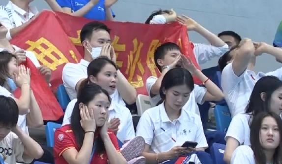 明明很棒|全红婵跳水收官日观战！看台上吃零食，为广东队呐喊，非常惬意