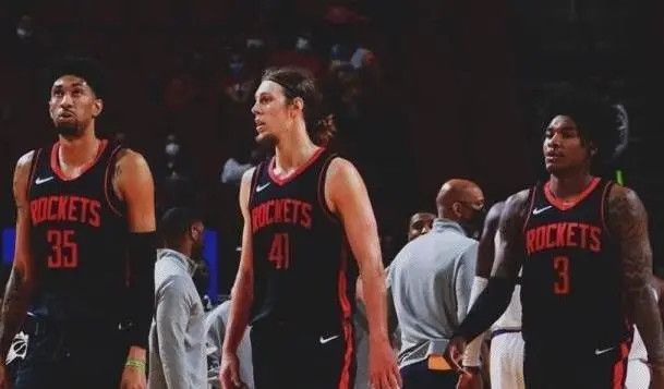 火箭队|火箭送温暖？与勇士曝1换1地震交易，库里联手新巨头重返巅峰！