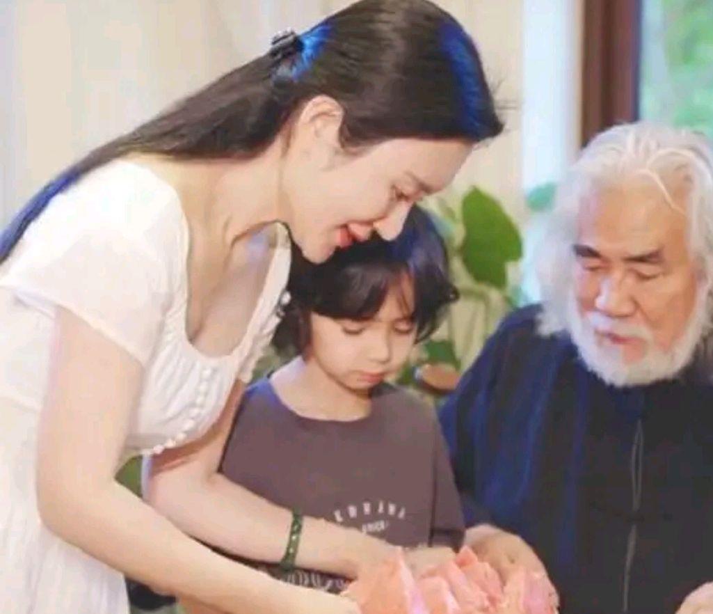 明明很棒|70岁的张导和小31岁的娇妻频秀恩爱，儿子马丁与这气氛格格不入啊