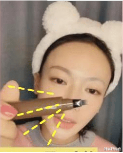 高马尾 章子怡接女儿放学，私下很接地气，不化妆却不忘画眉毛