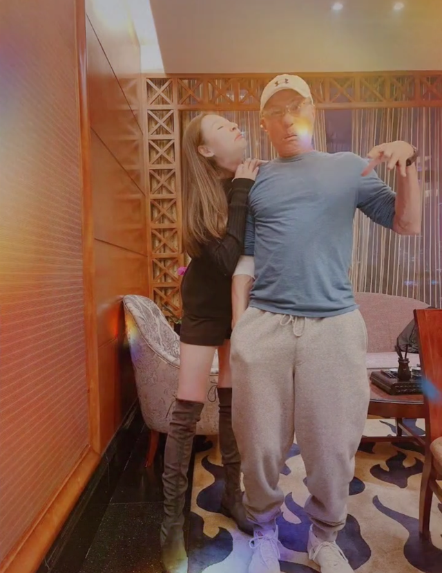 刘德华|26岁女模特晒泳装照，身材优越令人羡慕，与爸爸通过网上认亲得以重逢！