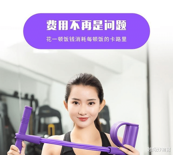 普拉提|举牌女郎金吉娜，长相出众身材吸睛，引人关注，网友：好美啊