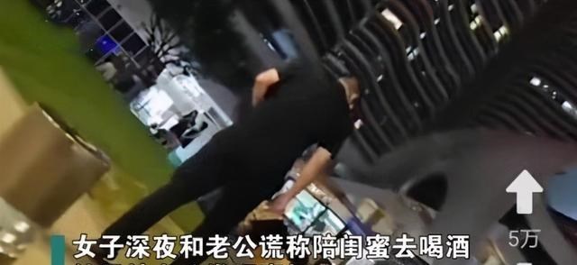  妻子跟4男人喝烂醉穿短裤在大街爬！丈夫怒吼让丈母娘来管破闺女