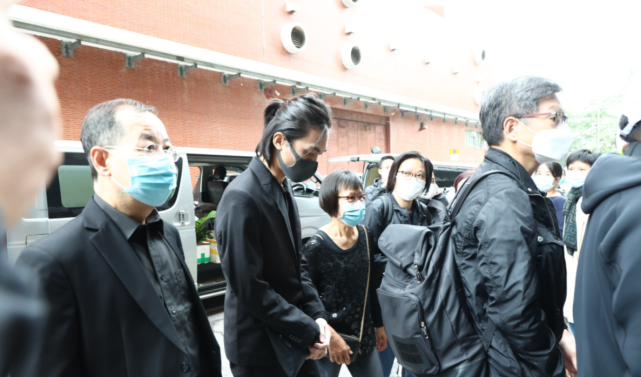 古力娜扎|吴孟达设灵：儿子现身神情哀伤，周星驰致哀花圈被摆放在显眼处