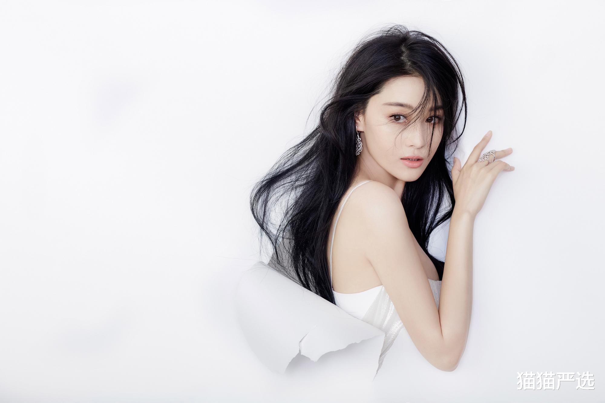 杨蓉|张馨予“素颜”真好看，肌肤水润细腻且光滑，难怪自用面霜被追捧