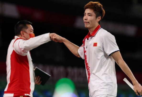 清浅微笑的我|拒绝被淘汰！谌龙19-19时险些出局，2-1顽强逆转，男单八强全部诞生