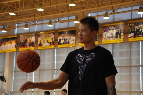 林书豪|林书豪重返CBA加盟广东？总经理朱芳雨亲自回应！