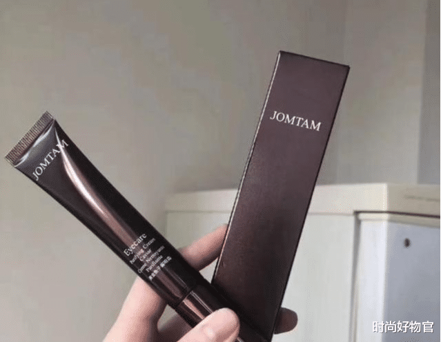 时尚好物官 37岁戚薇眼角几乎无一丝细纹，看到她涂眼霜方式，让自己受益匪浅