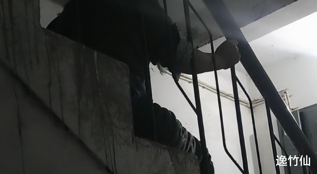 老人在楼梯上求助邻居遭拒,男子一句话令人心酸,两种人需要反思!