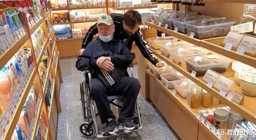 张伟文|68岁港星患脑退化！记忆衰退出行靠轮椅，举目无亲只能住养老院