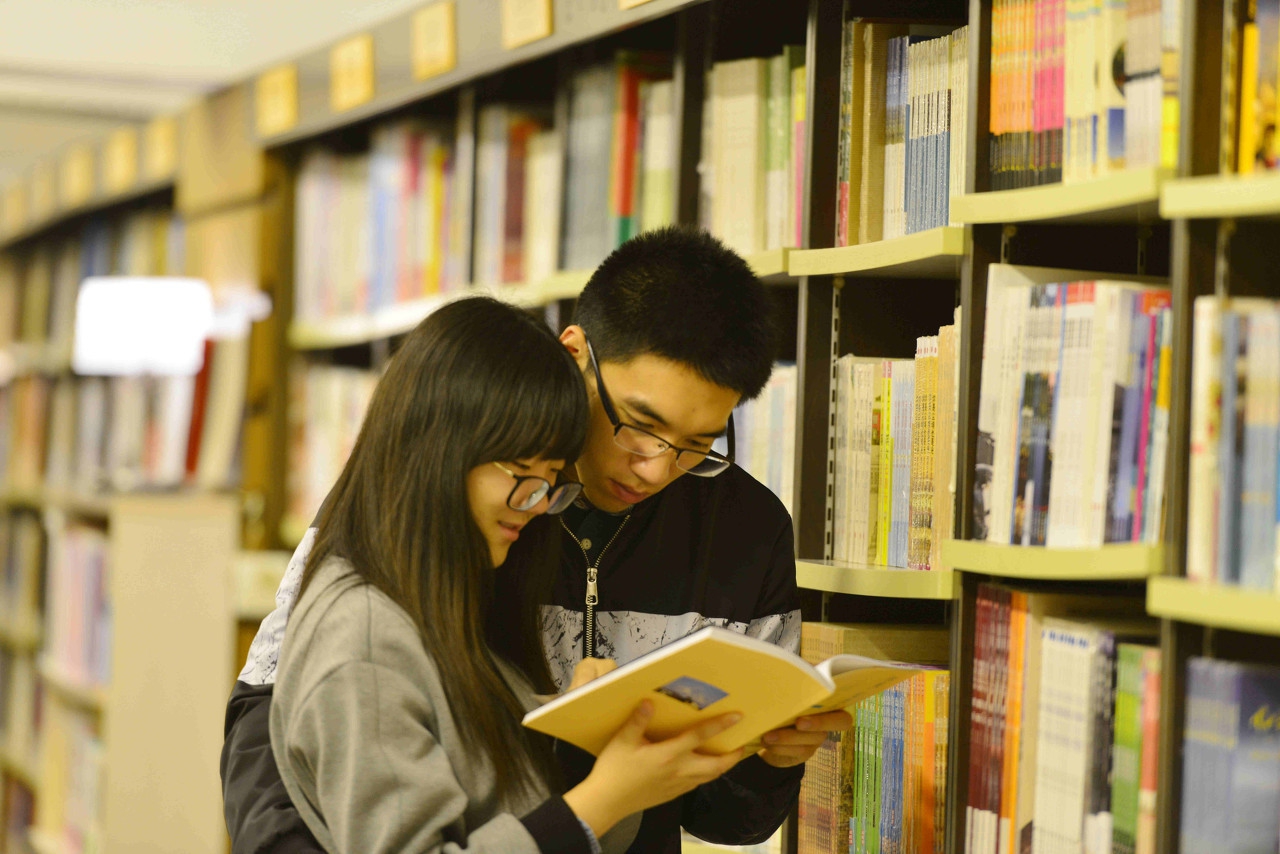 三人在酒店开房发生关系,和在家发生关系,法律上有何不同?