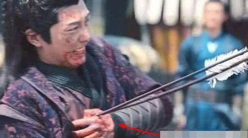 穿帮镜头|穿帮镜头，古代吃泡面不算啥，刘备开车接诸葛亮真的秀