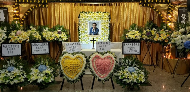 古力娜扎|吴孟达设灵：儿子现身神情哀伤，周星驰致哀花圈被摆放在显眼处