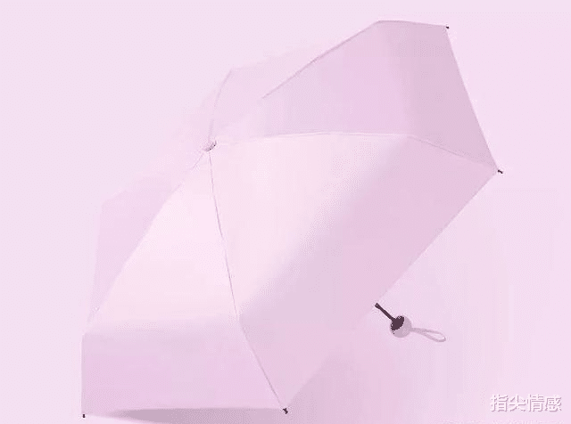 时尚好物官 薇娅\＂懒人伞\＂一夜爆红，40度出门不怕晒，网友：防晒霜可以扔了