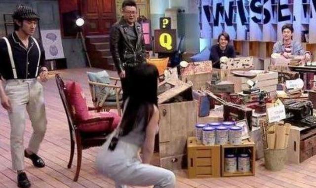 柳岩|柳岩为何39岁无人娶？当看到她深蹲时，网友：换我，我也不敢娶啊！