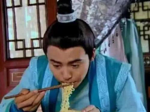 穿帮镜头|穿帮镜头，古代吃泡面不算啥，刘备开车接诸葛亮真的秀
