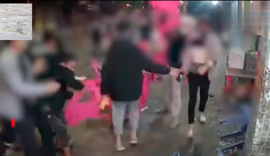 齐少鹏讲娱 男子夜市遭多人围殴,全程不还手,坐在椅子上淡定抽烟