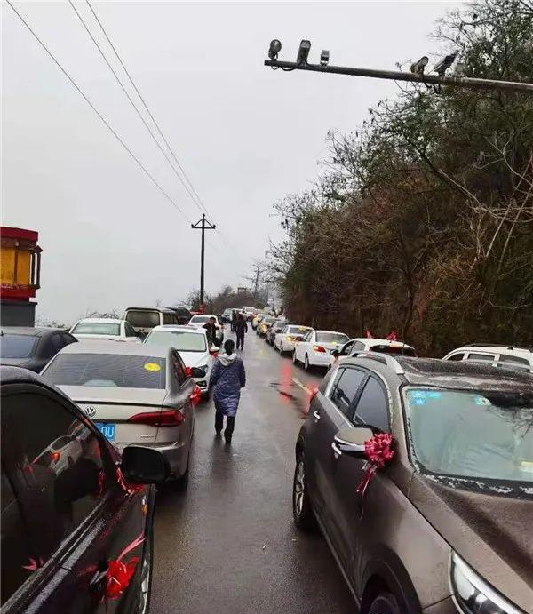 融媒看看 30多位新娘子要出嫁，接亲车却被冻在路上