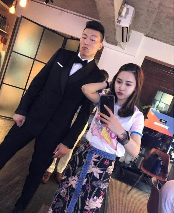 易建联的妻子名叫荆灵她身材傲人气质出众和易建联真是绝配