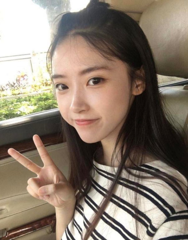 女孩|曾红极一时的“剪刀手女孩”，富豪许诺等她10年，如今过得如何了？