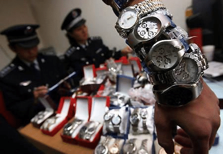 耿娜娜说时尚 潜艇走私高仿手表数吨被威尼海关雷达监测截获，进口表五大骗局