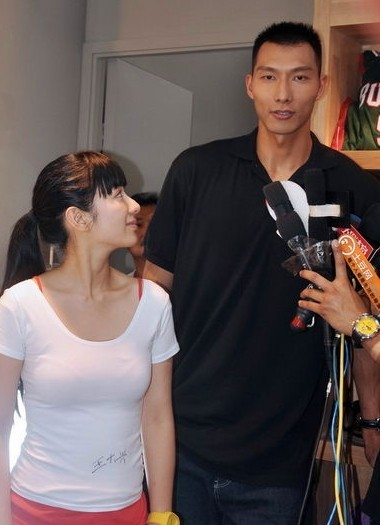 易建联的妻子名叫荆灵她身材傲人气质出众和易建联真是绝配