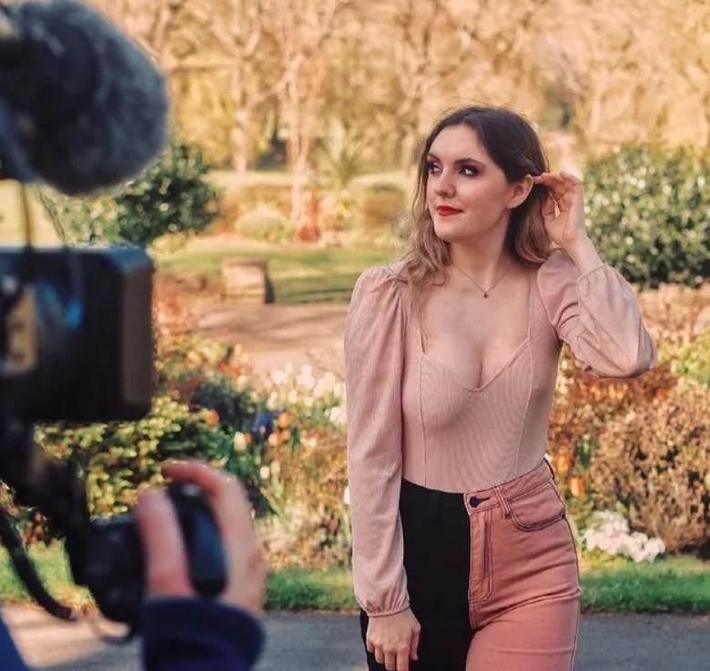 图说视界 英国女孩胸部一边D一边A，患了医生都不知道的怪病