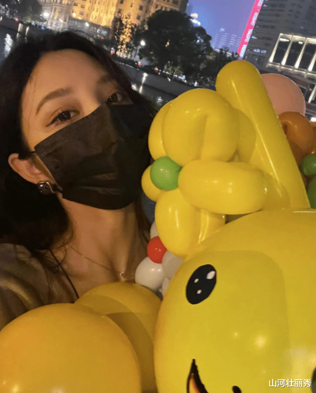 王思聪|王思聪领3美女下乡干活,直接把锄头扛肩上,表情冷漠略显发福