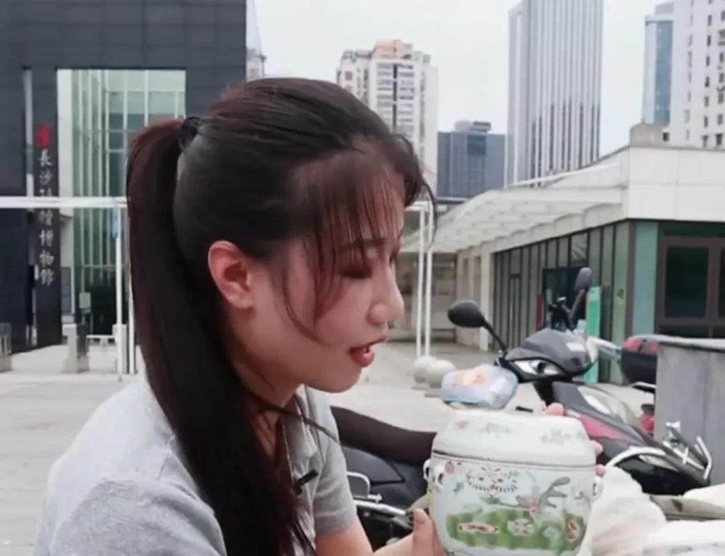 纪实一女子喜欢古董,花3100块在地摊上买下瓷粥罐,成交后老板就收摊了