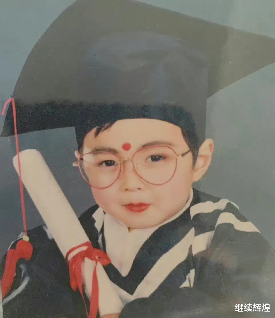 鹿晗|明星学士服造型太普通?肖战鹿晗满满少年感,看到张艺兴绷不住了