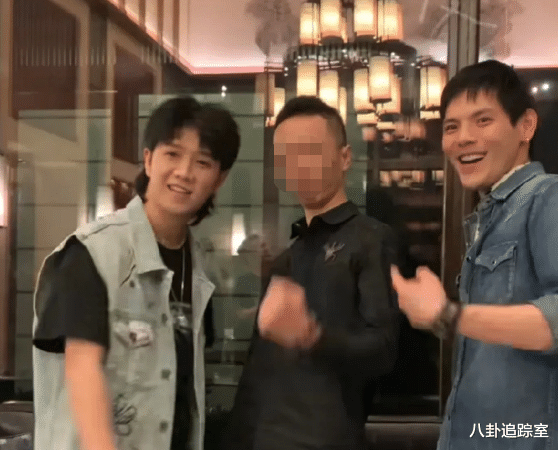 向太坐私人飞机回内地疑抓人，向佐宁可与网红聚会也不参加儿子百日宴