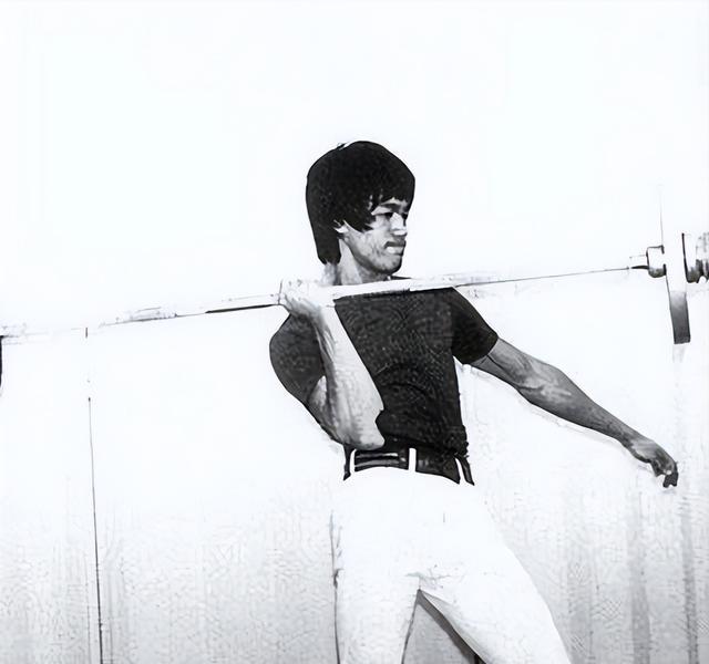 李小龙|没打过擂台的李小龙,却能一拳打飞对手,被方便质疑是配合演戏