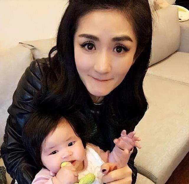 谢娜|离开何炅后事业一落千丈，谢娜露出“原形”，被指主持功底不足