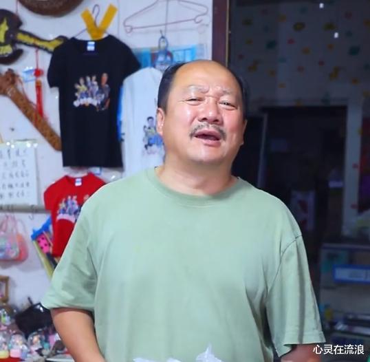 谢广坤|54岁“谢广坤”找90后小女友？十指相扣深情的献唱，前妻：长不了