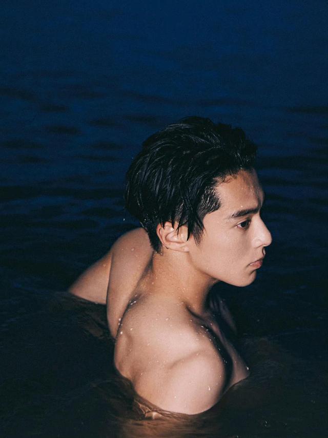 王鹤棣|王鹤棣海边湿发造型大片，英俊五官硬朗身材，瞬间圈粉